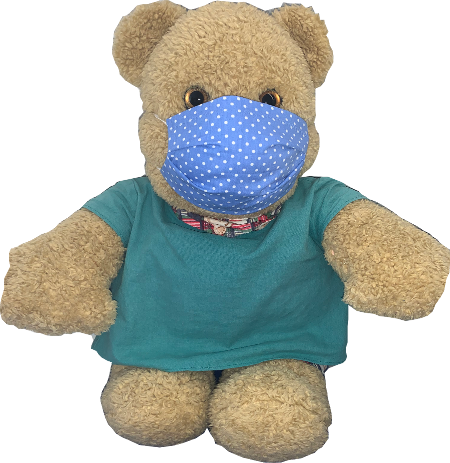 Das Bild zeigt einen Teddybären mit Maske