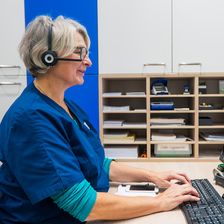 Auf dem Bild sieht man eine Frau mit Headset