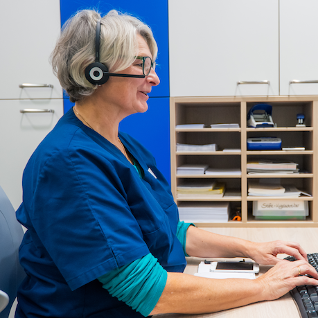 Auf dem Bild sieht man eine Frau mit Headset